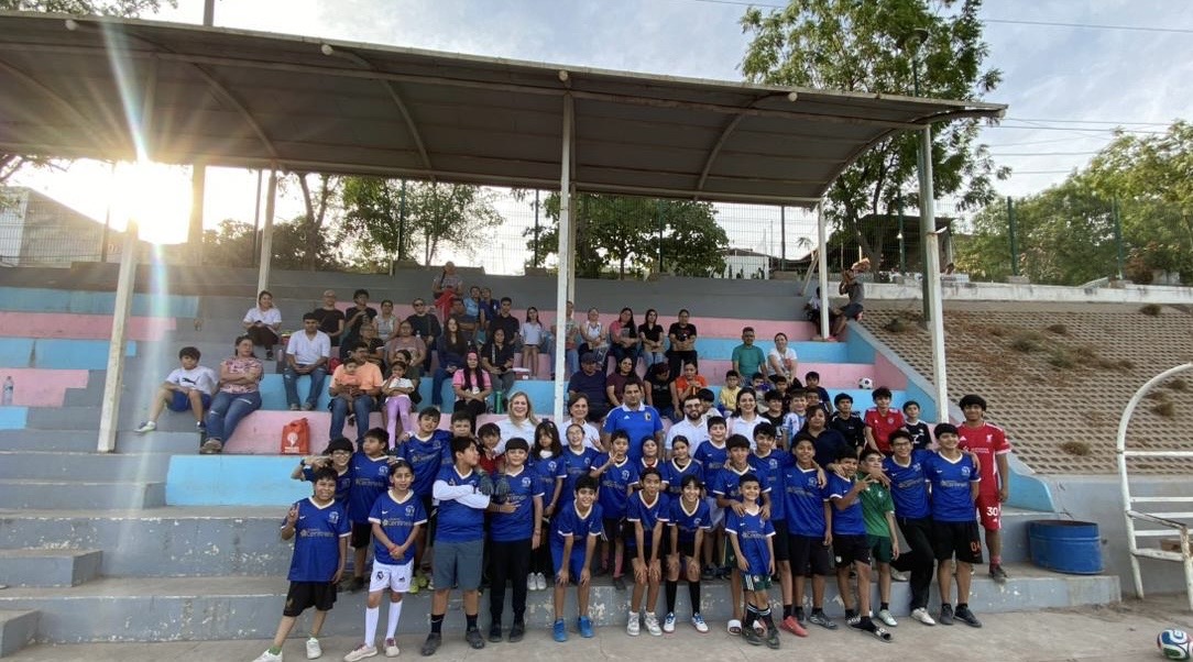 Jóvenes con uniformes de Proyecto Centinela en Valquirios